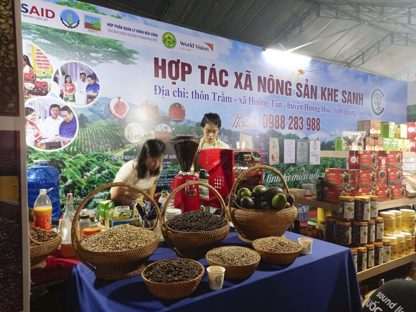 Hội chợ cũng l&agrave; dịp để quảng b&aacute; c&aacute;c sản phẩm địa phương miền T&acirc;y Quảng Trị